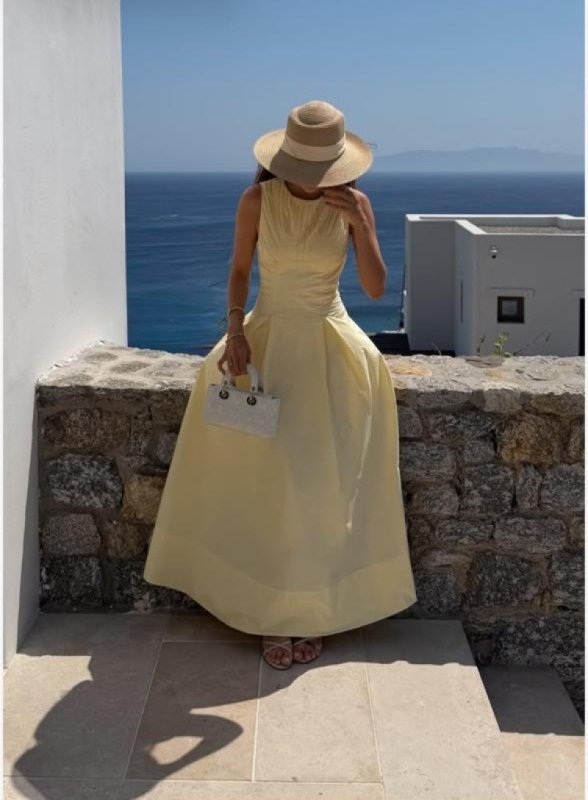 Vestido com Detalhe na Frente