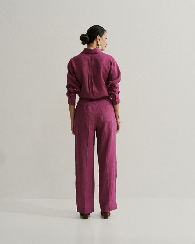 Calça Reta 100% Linho com Bolsos nas Costas